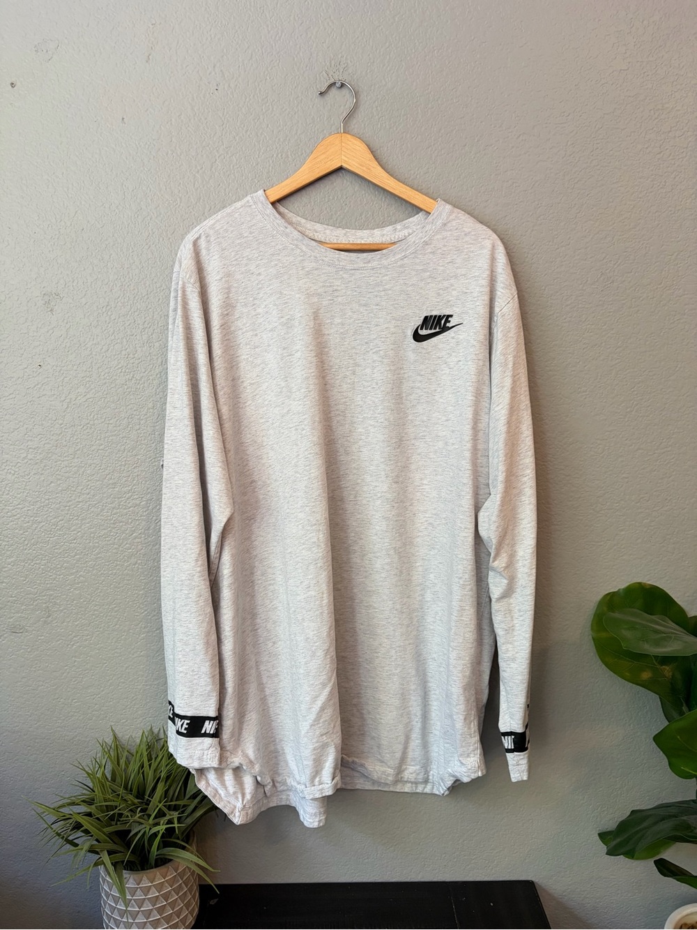 Nike Light Gray 100% Cotton Long Sleeve Crewneck Shirt with Black Logo